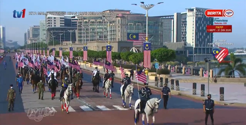 来自不同机构的63个骑马游行队伍手持辉煌条纹出现，由布城发展机构（PPj）主席拿督阿米努丁带领从布特拉桥走到布特拉广场。
