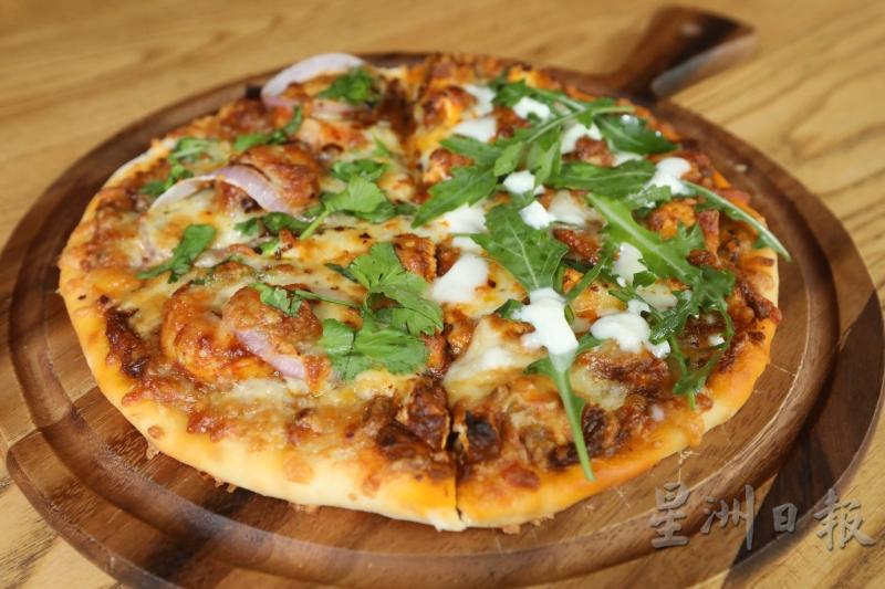 Pizza／RM22午餐菜单上有两种口味的比萨──Butter Paneer和Kerala Prawn，前者是乳油芝士鸡肉，后者是印度喀拉拉邦风味虾仁，叠上芝士、芝麻叶、洋葱圈等，多了新意，口味也和谐融合。