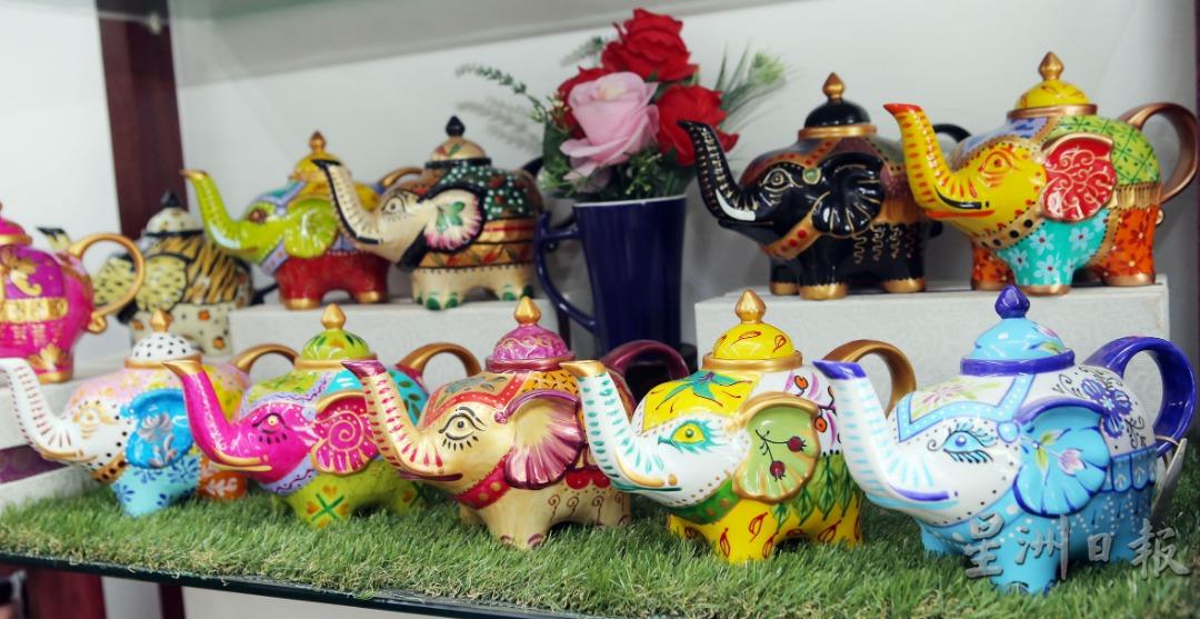 手绘彩色茶壶融入本土特色及创意，广受外国客户的青睐。