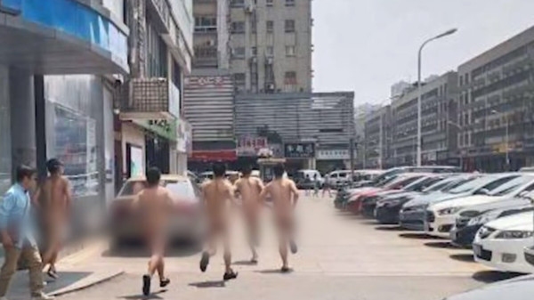 长沙5名男子因比业绩打赌输了当街裸奔。（互联网照片）