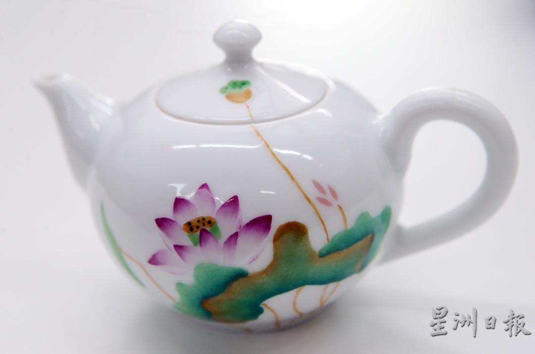 釉上彩的茶具先以高温烧好已施釉的胎壶，再上色上画，瓷器也更显缤纷华丽。