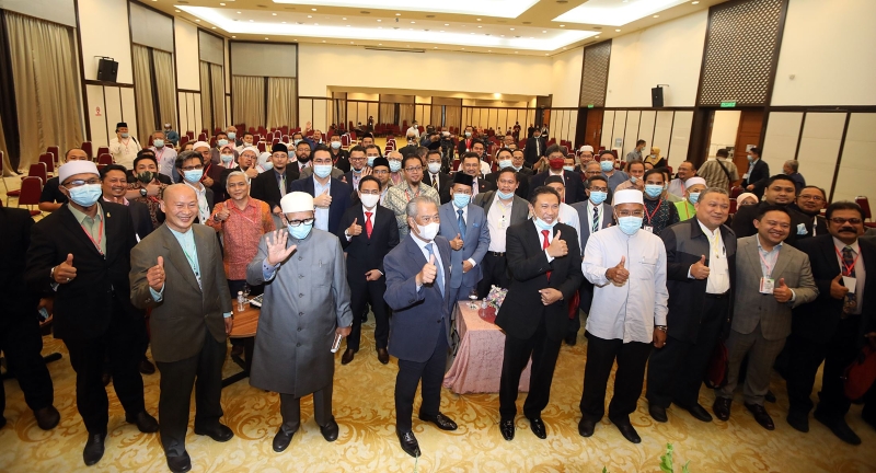 首相慕尤丁（前排左四）出席国盟政府汇报半年政绩大会时，与出席者共同竖起拇指，对政府过去6个月表现表示满意。左三为哈迪阿旺。