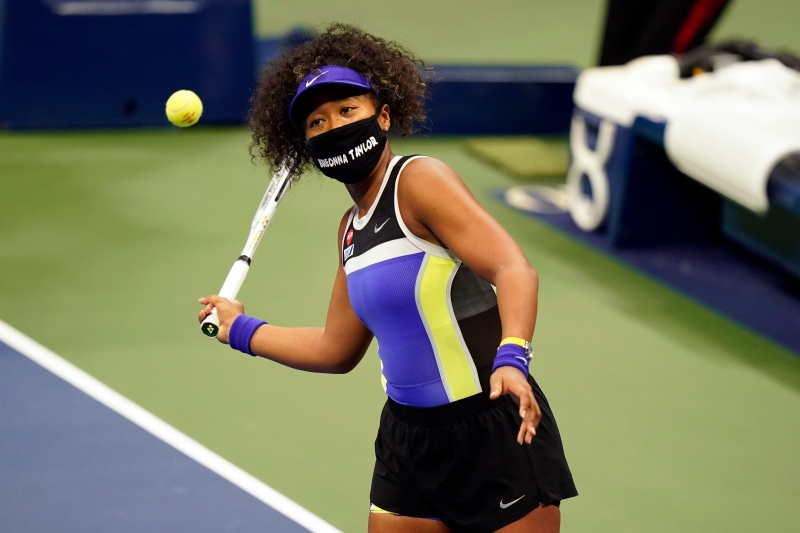大坂直美为黑人发声，在比赛前戴着“ Breonna Taylor”字样的口罩上场。（美联社照片）

