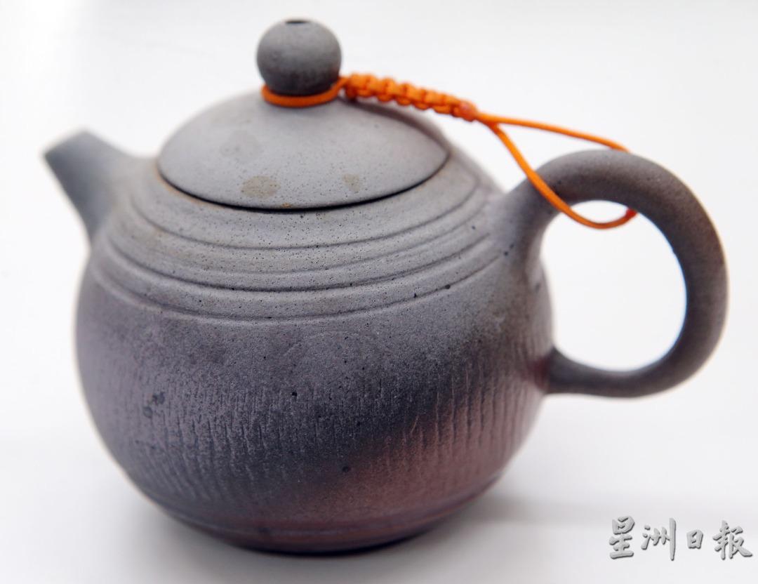 陶壶是以陶土烧制，分为砂壶与泥壶为主，制作过程与瓷壶截然不同。