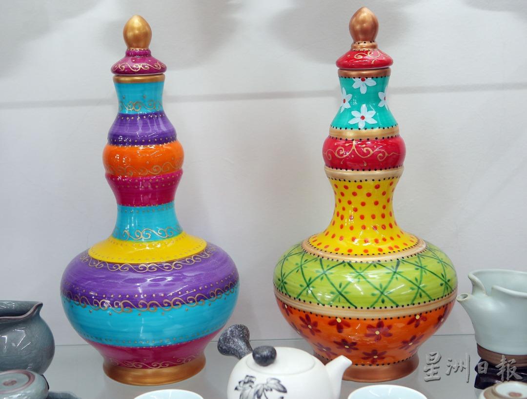 彩绘陶葫芦让本地民间工艺品注入七彩斑斓的新生命。