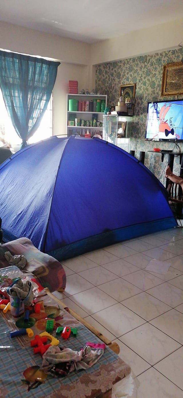 法拉迪亚娜不忍孩子失望，于是在家搭帐篷“露营”，一起度过14天隔离生活。