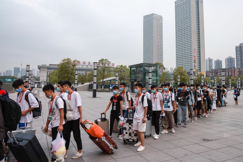 新学期第一天，技校学生遵守秩序的拖好行李乘搭公共交通上学。
