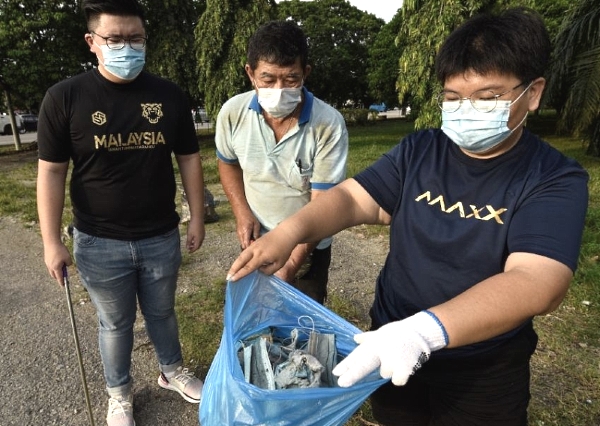 Terri Tang (R) shows the used face masks she has picked up at Juru. Terri Tang (R) shows the used face masks she has picked up at Juru.