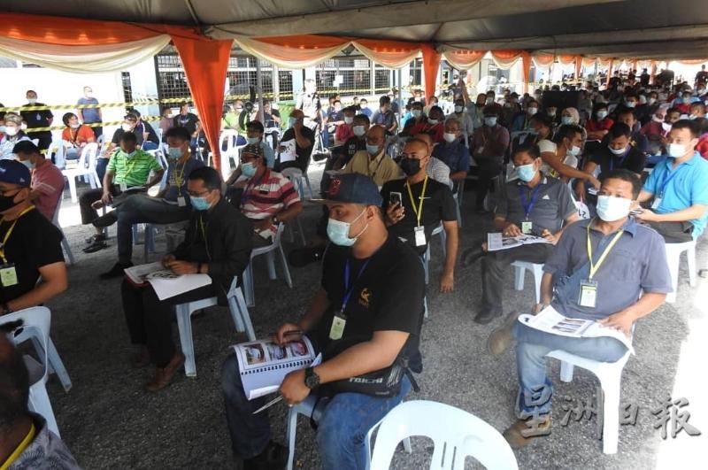 马六甲陆路交通局的拍卖摩哆车及轿车活动，获得308人参与。