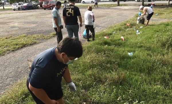 Terri Tang (front) and members of the public picking up used face masks. Terri Tang (front) and members of the public picking up used face masks.