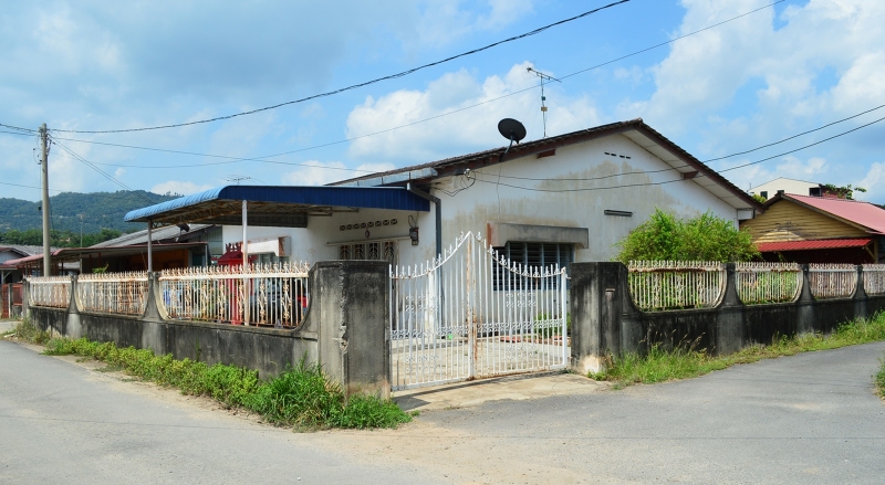 朱任亮家族之一已故朱区村长朱鸿庆的住家，当年整排住家都是朱氏家族的居所，之后分割成几家，如今只有一家为朱家人。