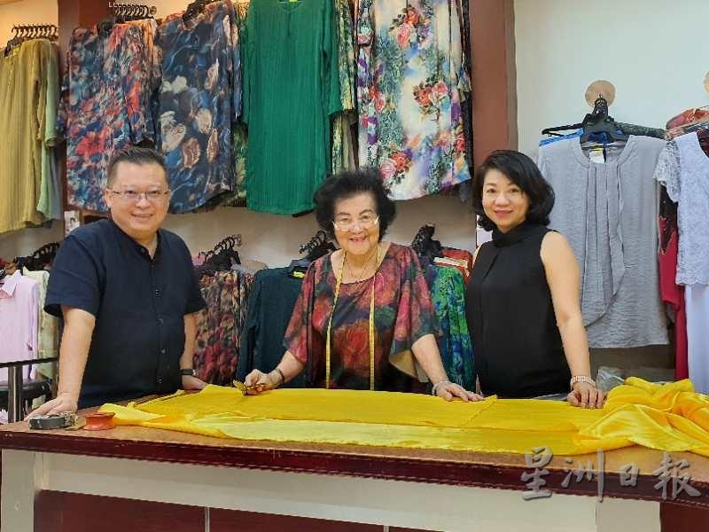 杨少奇的马来传统时装店，获太太温美丽和母亲陈佛萍辅助。