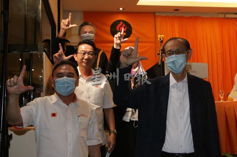 章家杰（前排右）与陈树平（前排左）及自民党领袖们展示“L”的字眼，象征自民党（LDP）。