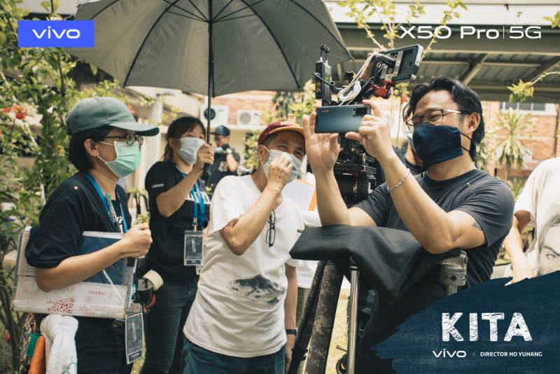 何宇恒导演与其摄影团队一同研究 vivo X50 Pro户外拍摄的光线与角度。
