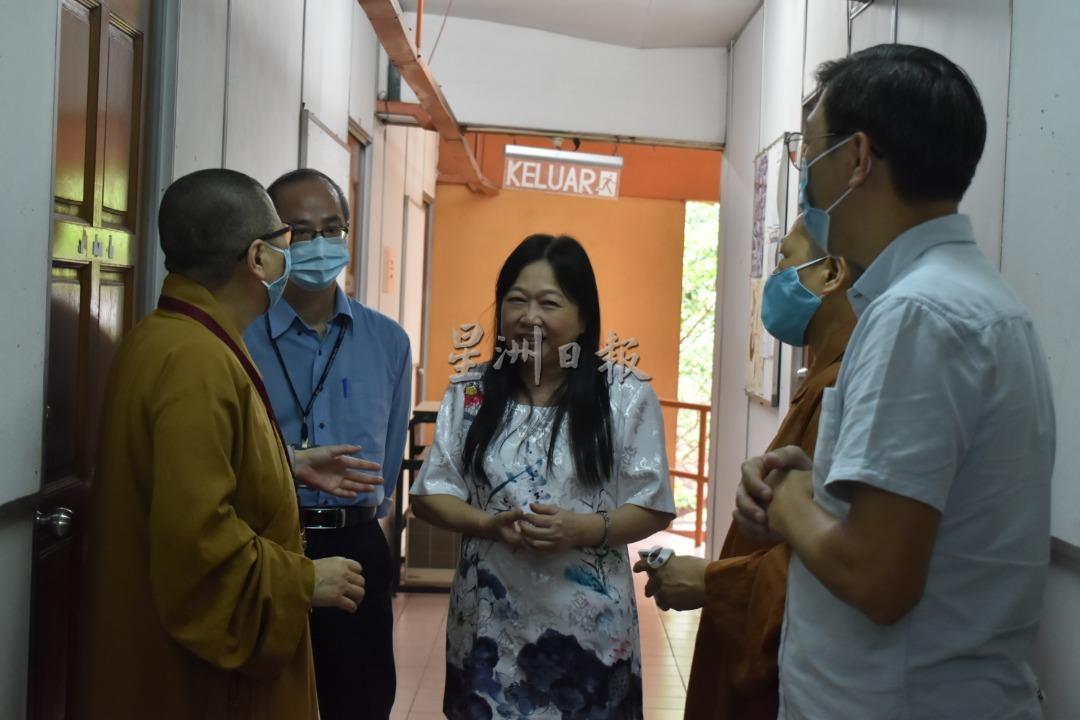 觉诚法师(左一)在潘碧华(中)的带领下前往马大中文系勘察人间佛教研究室的地点。