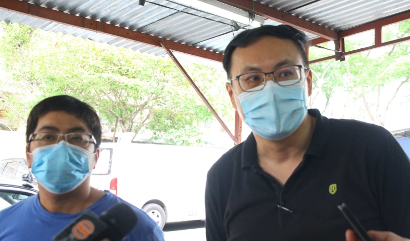 林庭立（右）及卓永发向媒体述说他们遭Signature肥肥蟹海鲜饭店拖欠账目一事。