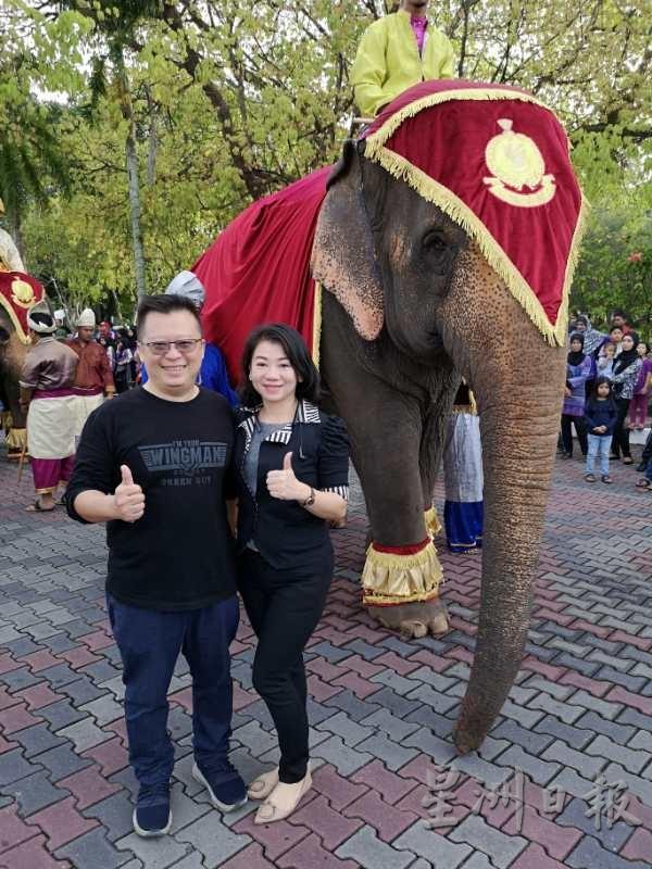 杨少奇和温美丽夫妇在吉苏丹登基游行的大象前合照，大象服饰由杨少奇亲自设计。