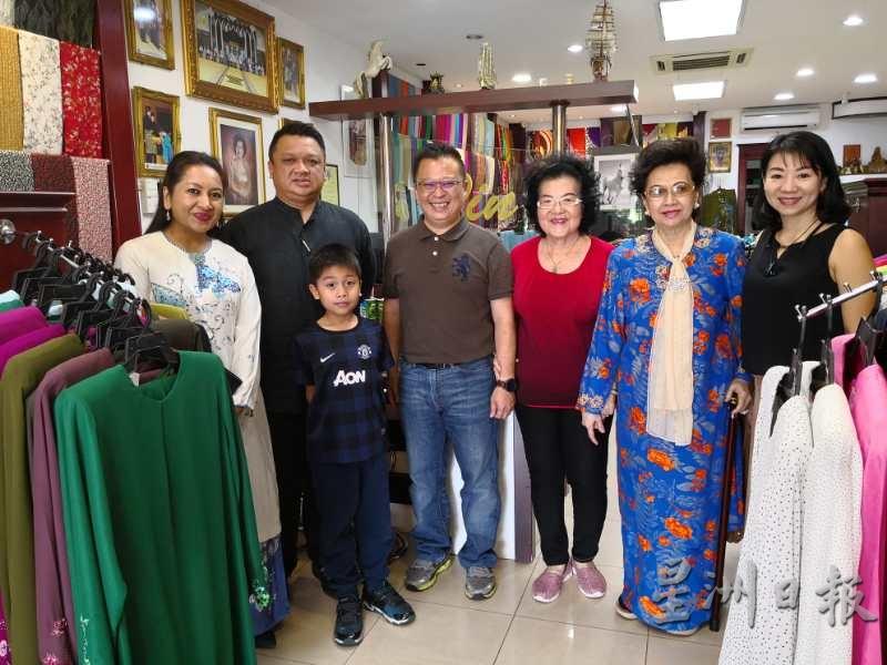 杨少奇（左四起）与母亲陈佛萍、太太温美丽（右一），接待亲临服装店的玻州拉惹后端姑傅芝雅（右二）、王储端姑赛费祖丁和王储妃端姑莱拉杜莎琳、小王子端姑阿里布特拉。