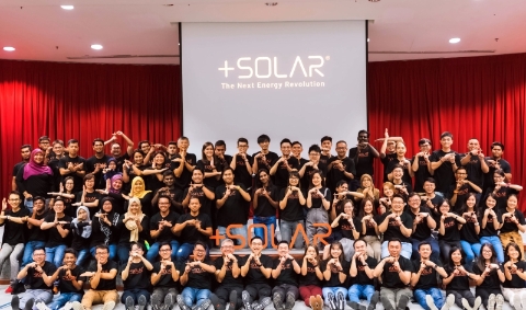 +SOLAR致力打造正能量的工作环境，通过“+Solar Academy”和内部大学+Uni-Verse，提供免费教育，为对新能源有热忱的青年打开一扇门，看见能源领域的潜能与美好。