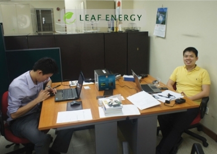三人第一年创立Leaf Energy再生能源顾问公司的办公室。左为傅庭辉及右为胡至康。