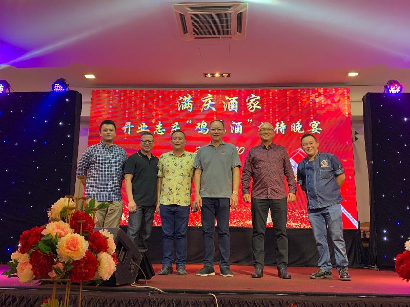 6位主人家上台答谢出席开业庆典的来宾们。左一起:戴宇尉、王伟思和蔡世才;右一起:沈志康、吴来福以及黎福权。 6位主人家上台答谢出席开业庆典的来宾们。左一起:戴宇尉、王伟思和蔡世才;右一起:沈志康、吴来福以及黎福权。