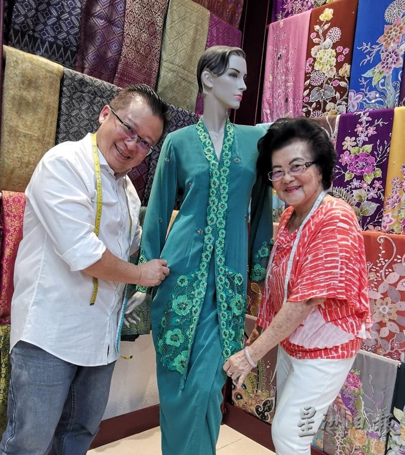 杨少奇和陈佛萍母子，靠著一针一线创立自己的裁缝和时装事业。