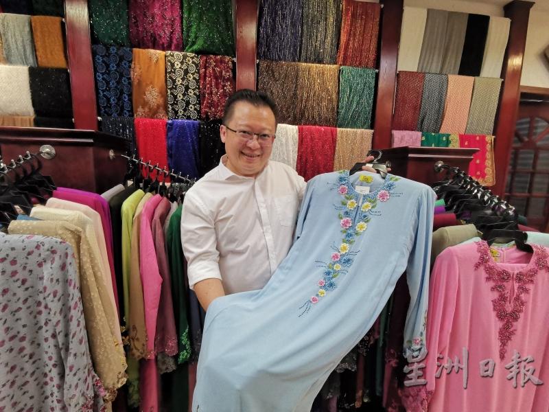 为了出奇制胜，杨少奇店内每一款马来套装，都只有一两件，不让顾客发生“撞衫”场面。