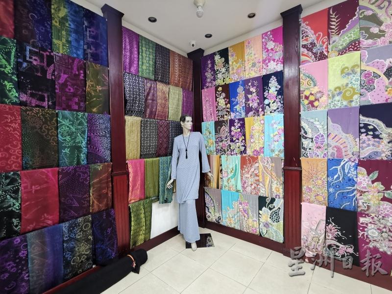 杨少奇每年从海内外办入不一样的布料，为顾客设计精彩各异的马来套装。