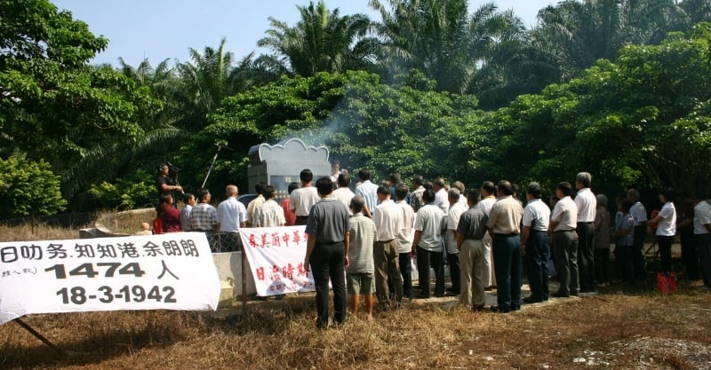 马口双溪镭在日治时代遭日军进村杀死368名大小村民,蒙难公塜每年都有华团领袖前往致祭,同时展示余朗朗蒙难日的布条。 马口双溪镭在日治时代遭日军进村杀死368名大小村民,蒙难公塜每年都有华团领袖前往致祭,同时展示余朗朗蒙难日的布条。