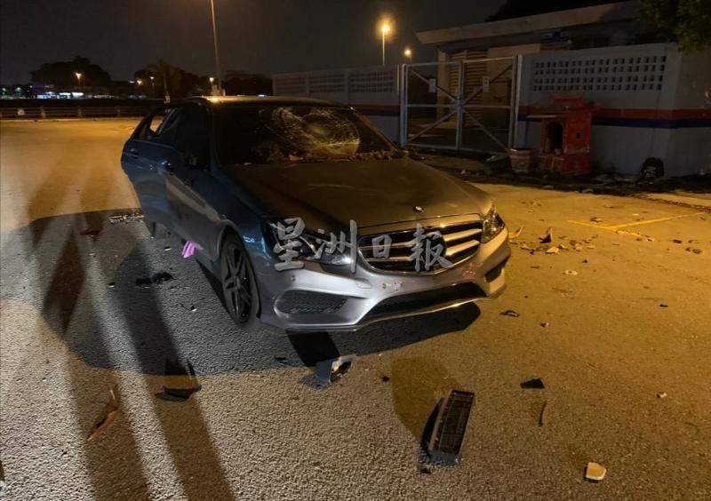吴明杰指回家途中遭人阻挡道路，还被对方为数10多人围殴，结果马赛地房车被破坏。