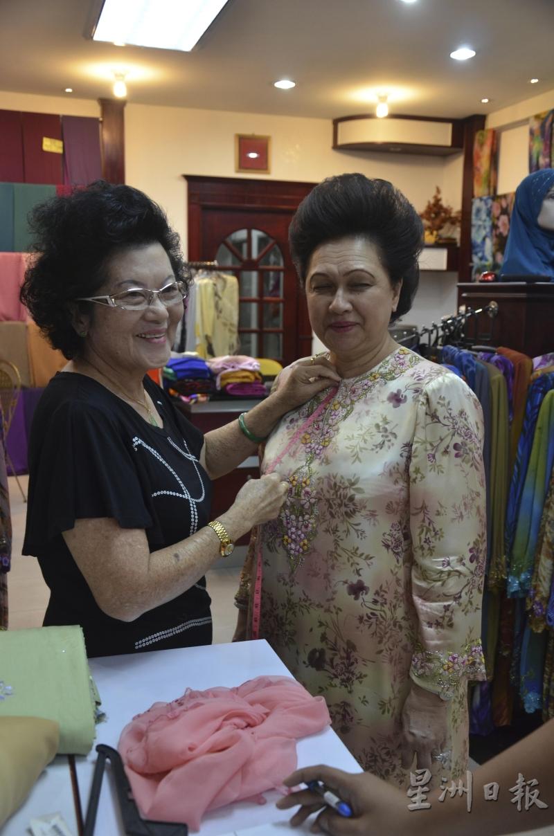 陈佛萍为玻州拉惹后端姑傅芝雅量身，以供杨少奇设计新的马来套装。