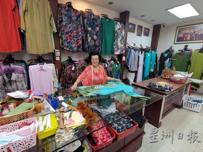 陈佛萍有一双热衷缝衣的手，一生与布料和服装为伴。