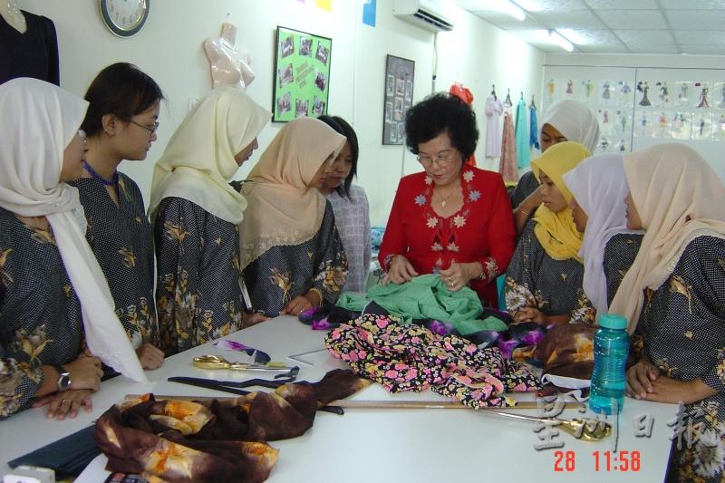 陈佛萍（中）曾开办“萍裁缝学院”，教导友族缝制马来套装。