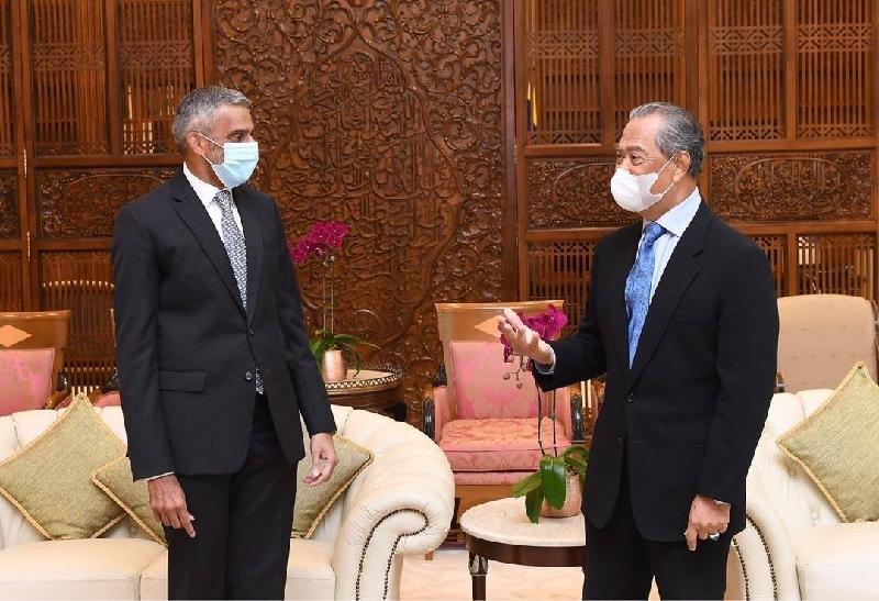 新加坡驻大马最高专员梅农到访首相办公室拜会慕尤丁。（慕尤丁脸书照片）