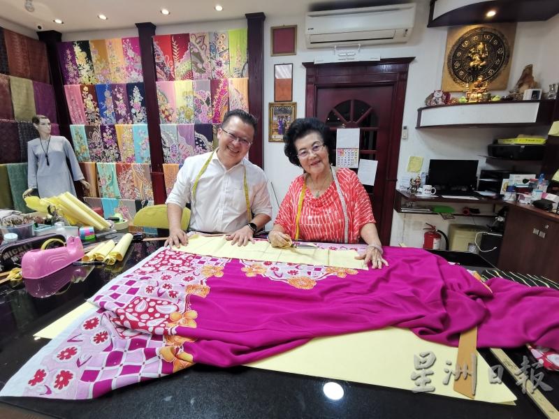 杨少奇从小在母亲陈佛萍身边耳濡目染，并在国内外深造和开创自己的马来传统服装事业。