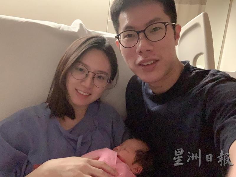 大马羽坛迎喜讯， 吴蔚昇（右）与太太黄佩嵋（左）的女儿吴睿娜在8月30日出世。图为宝宝出世时，蔚昇为一家三口来一张自拍照。（照片由吴蔚昇提供）