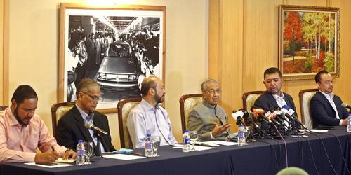 马哈迪（右三）召开新闻发布会，重申创立祖国斗士党的目标。左起是塔力克、沙鲁丁、慕克力；右起是马智礼及马祖基。