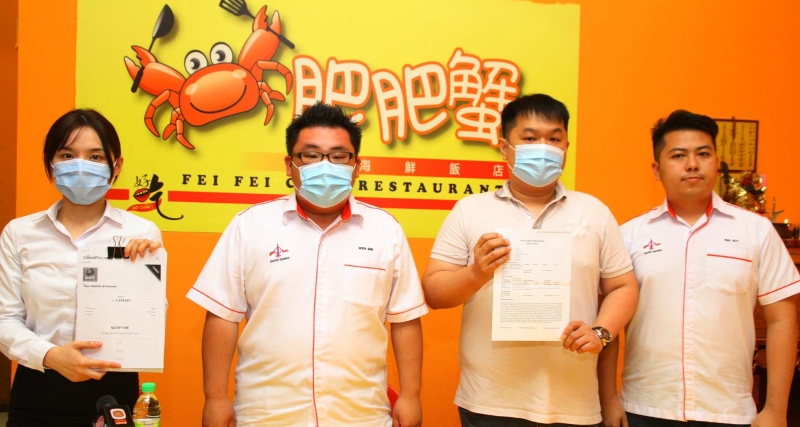 陈南君（左三）在周欣琪（左起）及李文彬的陪同下召开新闻发布会，表示Signature肥肥蟹海鲜饭店的运营与他本人，以及其公司无任何直接联系。右为欧伟杰。