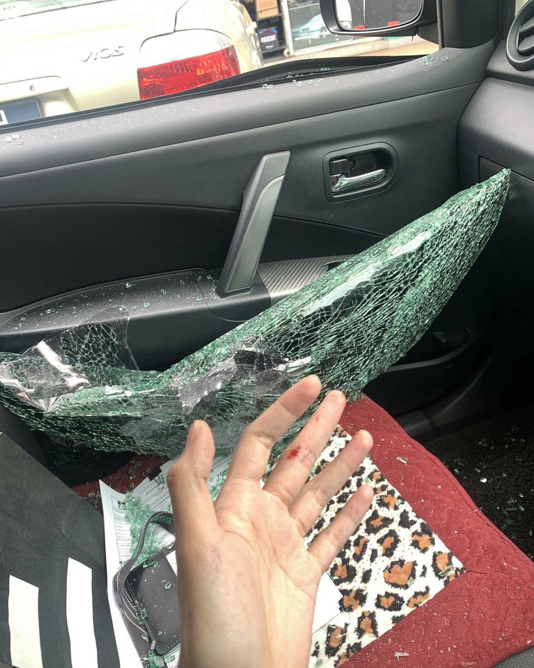 事主的车窗被砸破，左手也因为拉扯手提袋而受伤。（照片取自网络）