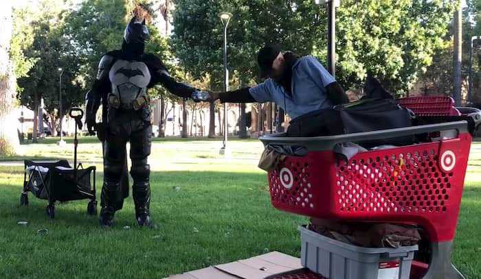 圣荷西蝙蝠侠每天把小推车装满，沿途分送食物和衣服给社区游民。（互联网照片）