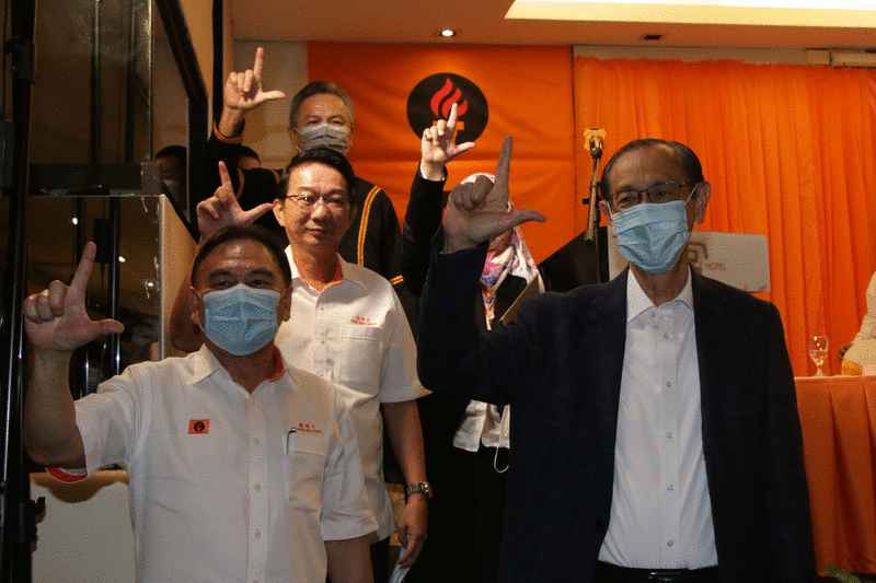 章家杰（前排右）与陈树平（前排左）及自民党领袖们展示“L”的字眼，象征自民党（LDP）。 