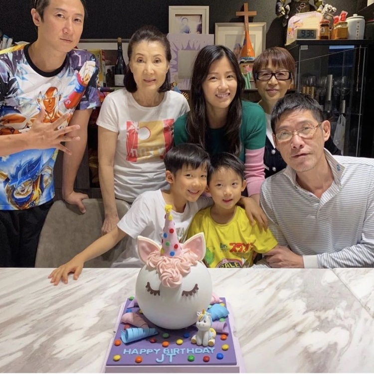 洪金宝的前妻曹恩玉(左二)在媳妇周家蔚37岁生日的家庭合照中曝光，状况还不错。
