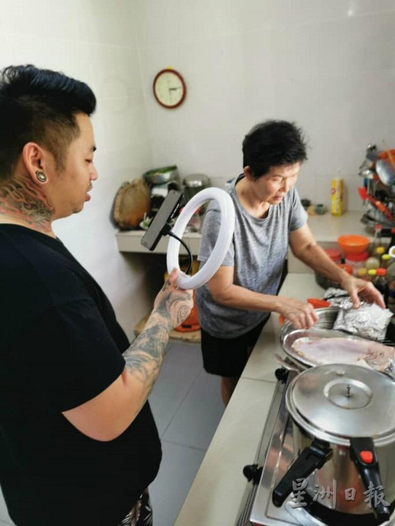 郑智元负责拍摄，邹梅芳负责烹煮，以马口辣椒酱配进菜里，如今已直播呈献了50余道菜肴。
