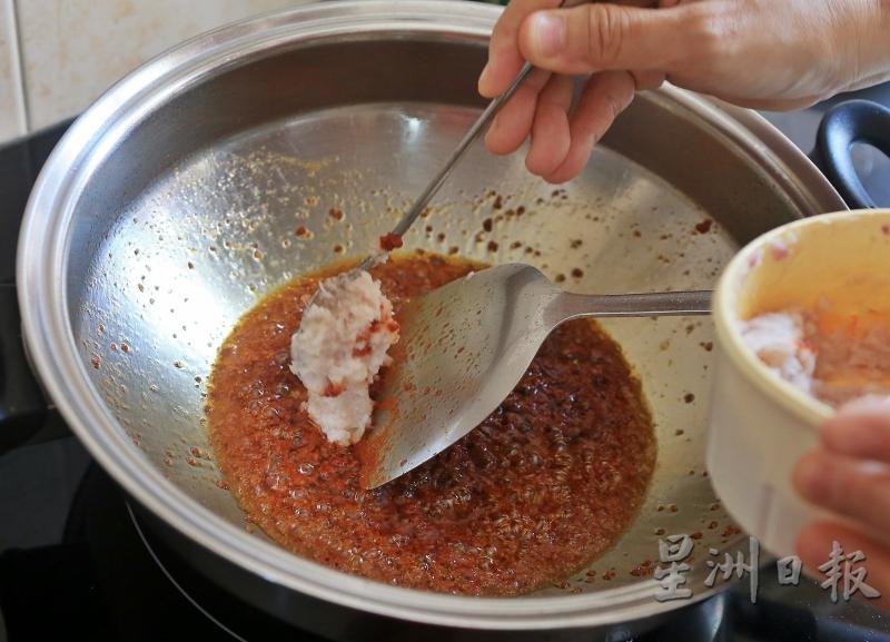 1.将事先搅碎的辣椒糊、蒜末及香茅倒入锅中爆香。