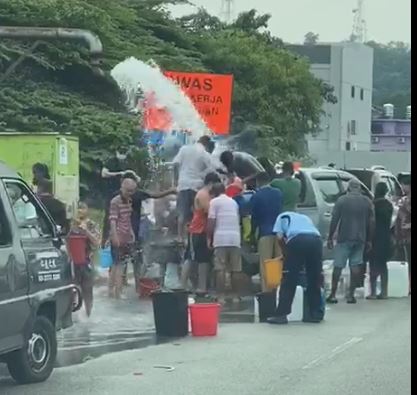 水喉疑遭滥用，大量净水流出，人人一窝蜂去抢。