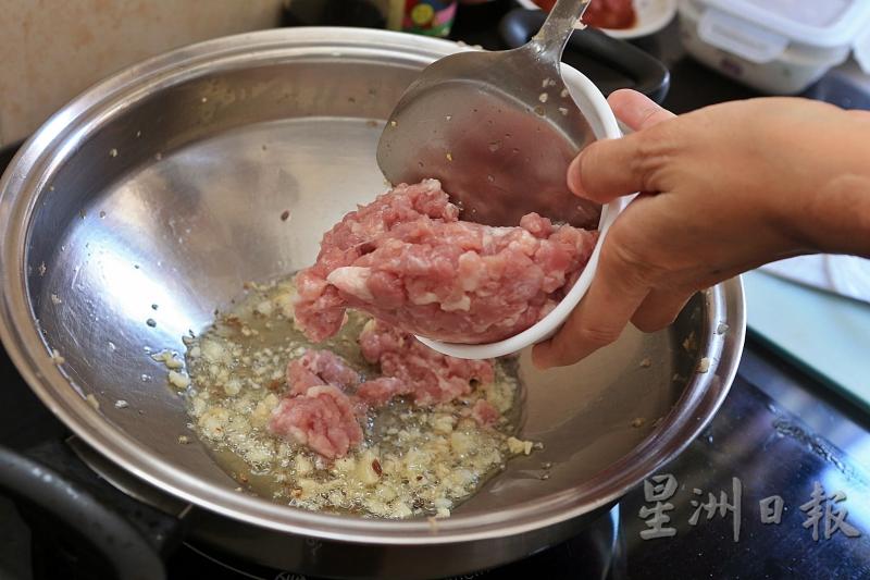 2.热过后放入蒜末，爆香后放入猪肉碎翻炒。