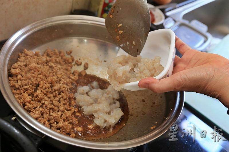 3.炒香肉碎后，加入适量的酱油及黑酱油作为调味，后再放入虾肉碎翻炒。
