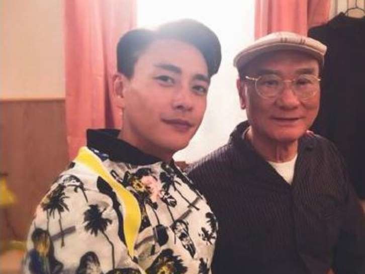 谭炳文晚年偶尔有在TVB拍剧集，黄宗泽与他合照。