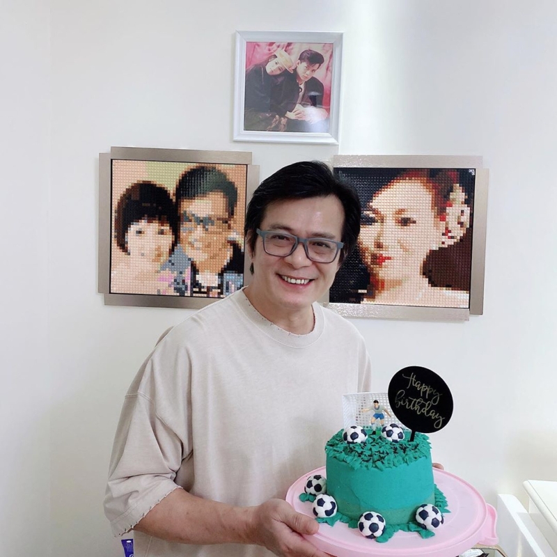 黄日华庆祝5９岁生日，收到爱女黄芷晴的生日蛋糕，之后他更在太太的合照前拍照留念，而墙上的两幅马赛克的作品，原来是黄日华亲手制作，相当有心思。
