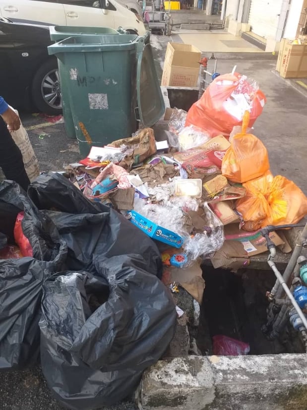受影响的业者这几天忙着把已经报销的物品丢弃，因此可见垃圾桶附近堆满垃圾。